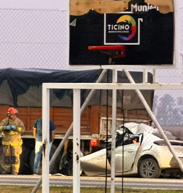 Choque fatal entre auto y camión en ruta 6, en la localidad de Ticino. 