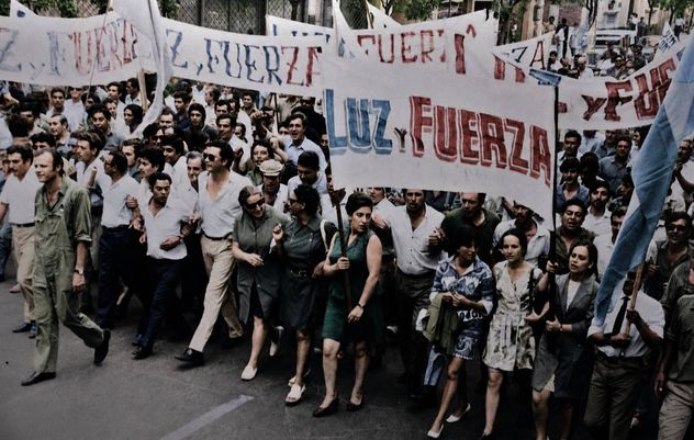 Esta imagen pertenece a una marcha de 1971, a dos años del Cordobazo, en el que Tosco y mujeres piden por el cese de la intervención del sindicato de mujeres.