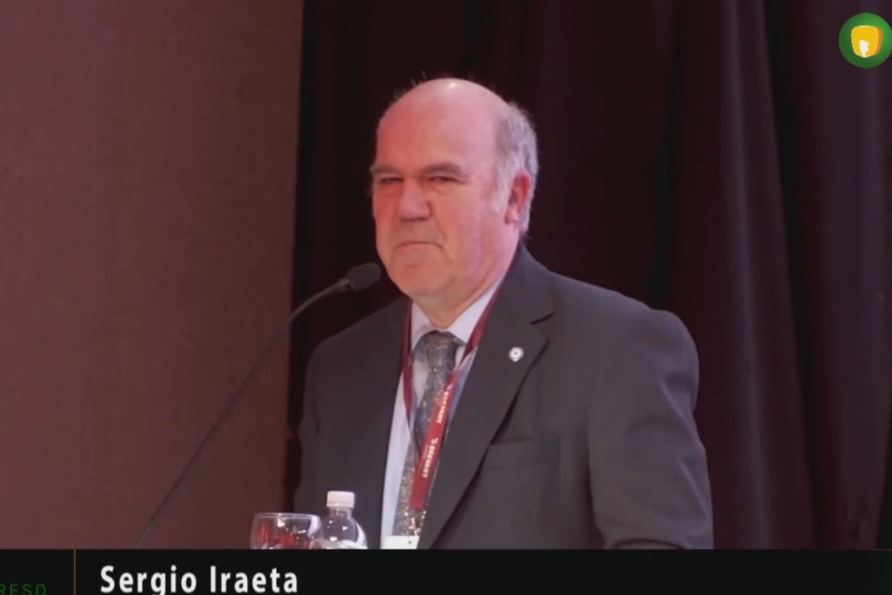 El incómodo momento del ministro de Agricultura: pidió aplausos y “flow” para salir “del pantano”