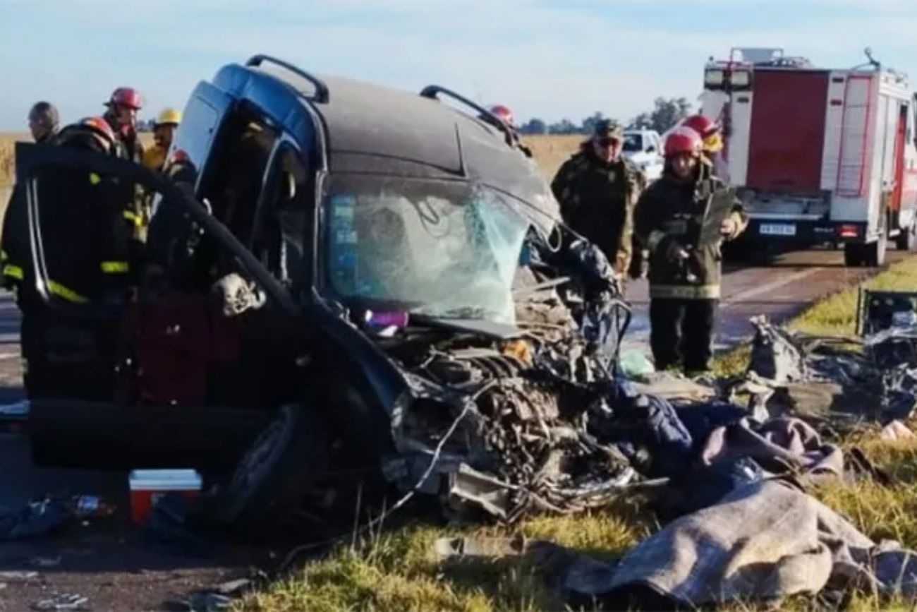 Ruta 33: dos mujeres murieron tras un choque frontal entre un camión y un utilitario