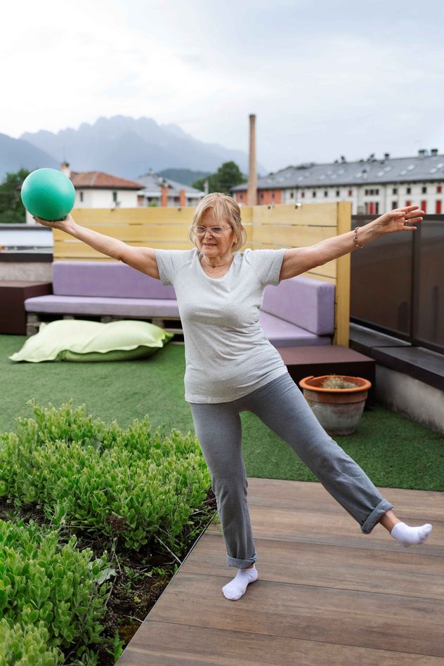 El cerebro hace un mayor esfuerzo para mantener el equilibrio con la edad, según un estudio. 