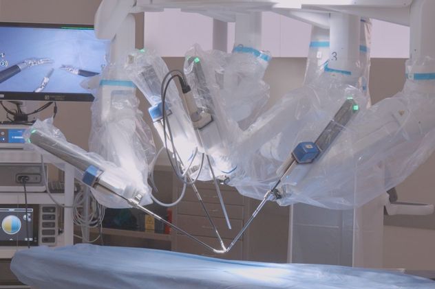 La cirugía robótica permite realizar intervenciones con mayor precisión, menor invasión quirúrgica y una recuperación más rápida para los pacientes