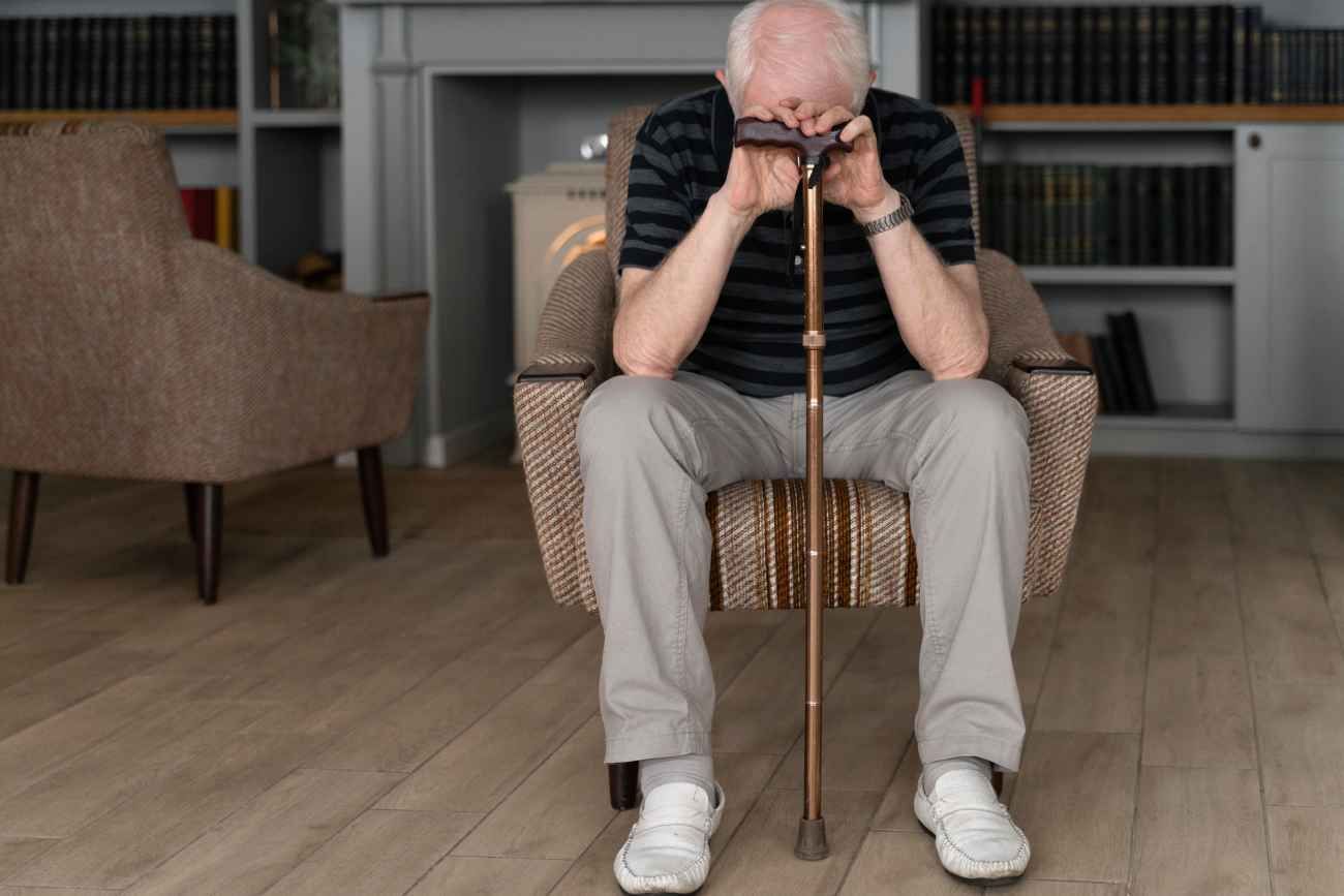 El cerebro hace un mayor esfuerzo para mantener el equilibrio con la edad, según un estudio. 