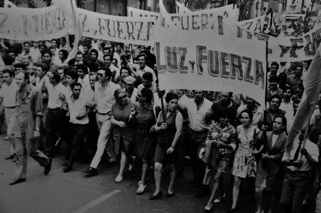 “¡Luche, luche, luche, no deje de luchar por un gobierno obrero, obrero y popular!”, cantaba la columna de Luz y Fuerza por las calles de Córdoba, en una marcha en conmemoración por el Cordobazo.