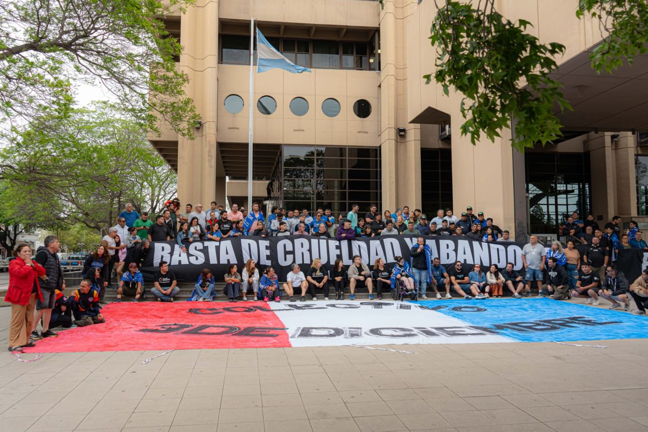 Protesta de transportistas de personas con discapacidad por el ajuste del sector.
