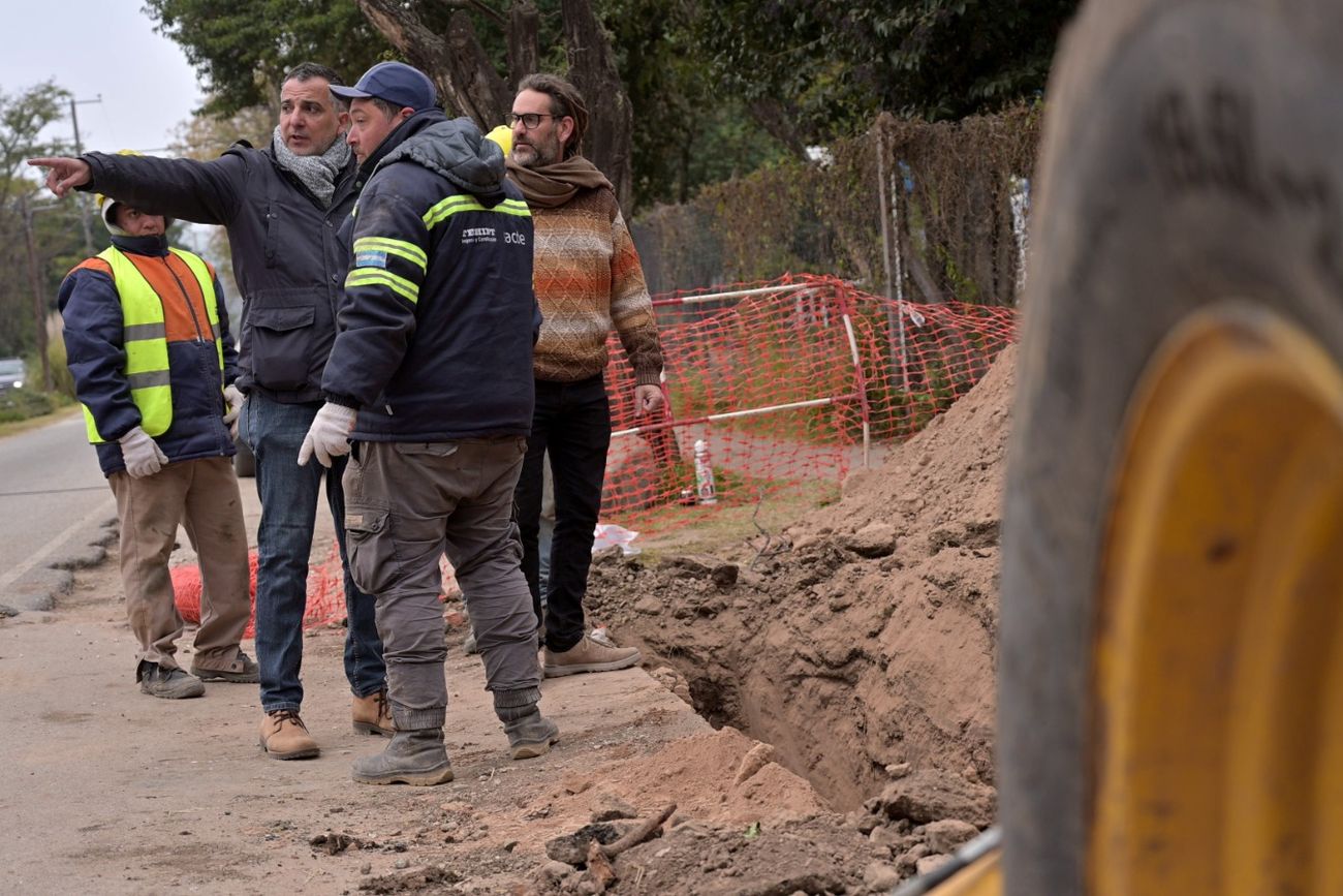 Tendido de redes de gas natural domiliciarias por las calles de Villa Ciudad Parque. 