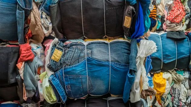 Buscan prohibir por cinco años la importación de ropa usada en Argentina.