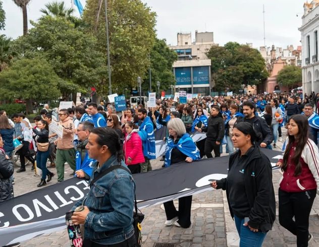 Protesta de transportistas de personas con discapacidad por el ajuste del sector.