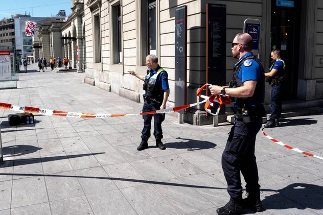 Policías trabajan en la estación de tren de Winterthur tras el ataque terrorista con arma blanca ocurrido en Winterthur, Suiza.