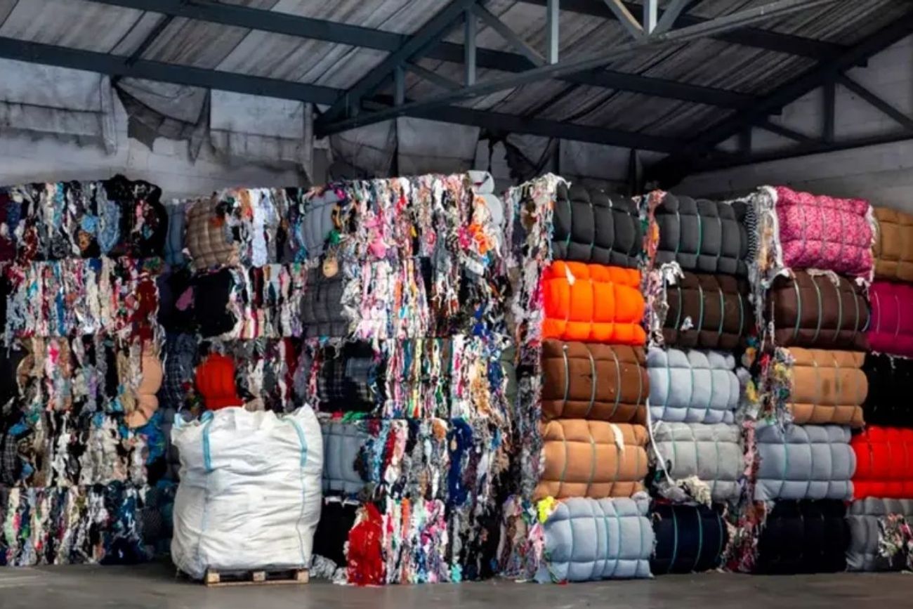 Buscan prohibir por cinco años la importación de ropa usada en Argentina.