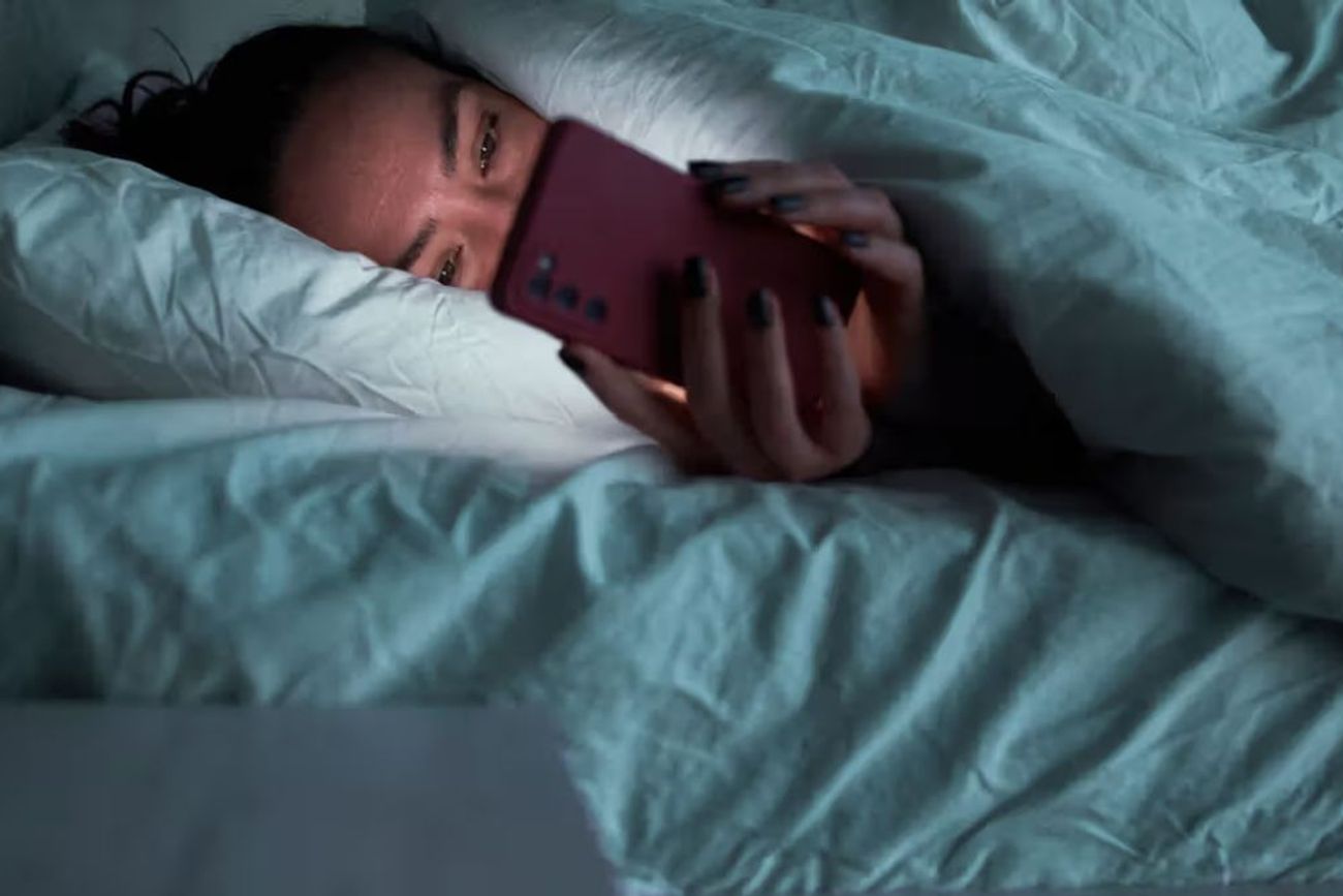 Especialistas advirtieron que algunas prácticas virales del sleepmaxxing, como consumir “cócteles de sueño” o dormir con la boca sellada, pueden generar consecuencias graves para la salud.