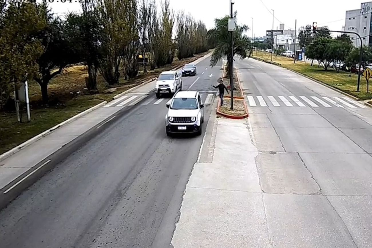 Villa María: un limpiavidrios que tiraba piedras a los autos fue detenido