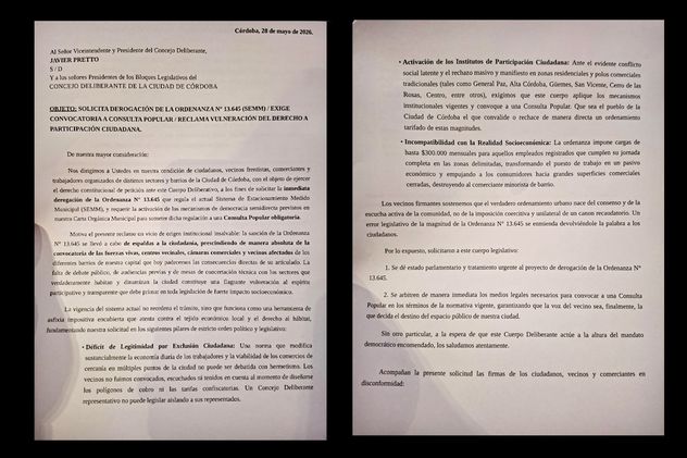 Petitorio y junta de firmas en el centro contra el estacionamiento medido SEMM, este viernes. 