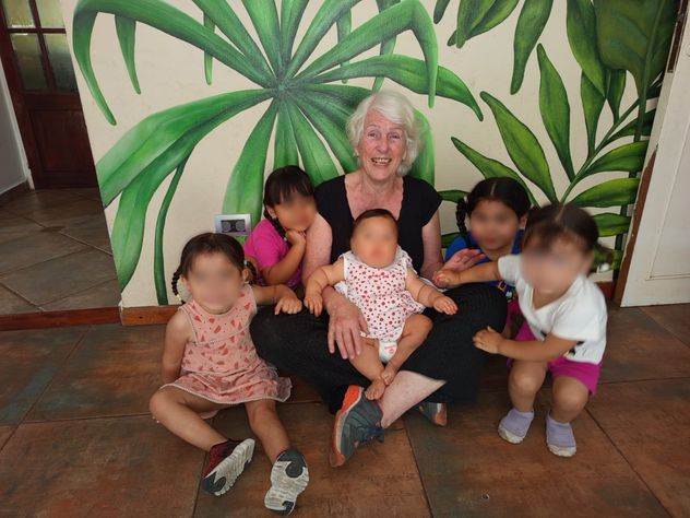 Mabel Aresca con las cuatro niñas que tiene actualmente en su casa. Sabe que la estadía es de tránsito. 