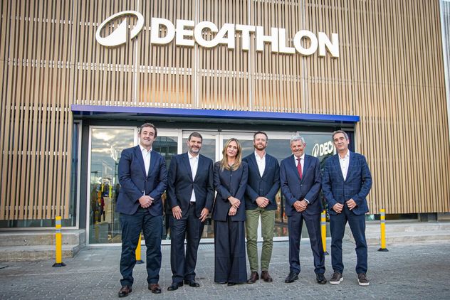 Antonio Heinz, director comercial de Nuevocentro, en el ingreso a la nueva tienda junto a socios y directivos de Decathlon.