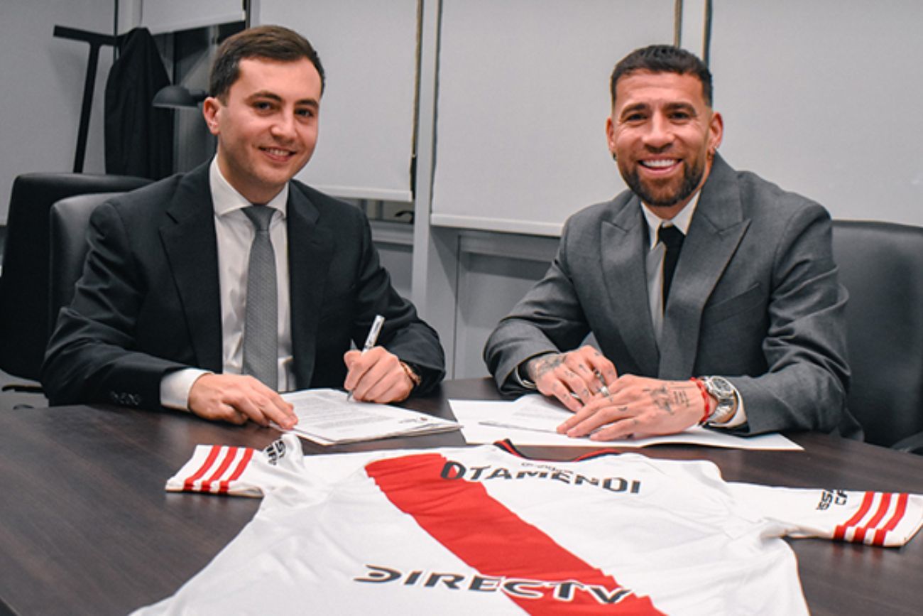  Nicolás Otamendi, durante la firma de su contrato con River.