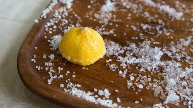 Cómo sacar manchas y malos olores de las tablas de madera con un ingrediente de cocina.