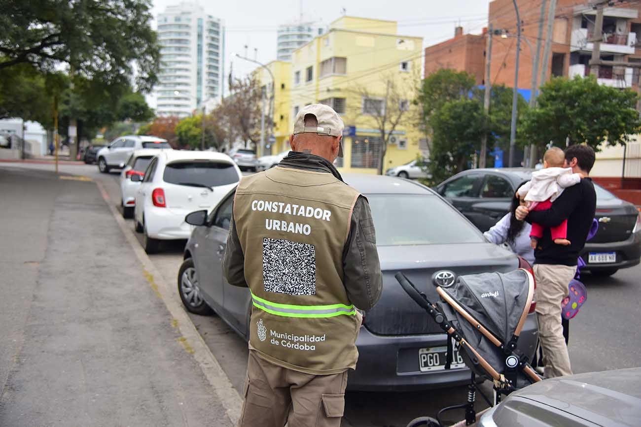 Constatador Urbano. Estacionamiento medido en la primera semana del debut en barrio General Paz calle Jacinto Ríos. 