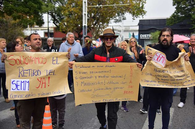 Protesta de vecinos y comerciantes de San Vicente contra el estacionamiento medido SEMM. 