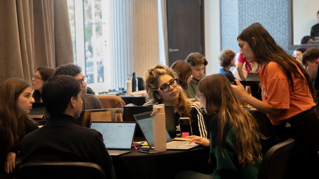 Jóvenes participaron de un hackatón en el marco del Día Mundial sin Tabaco.