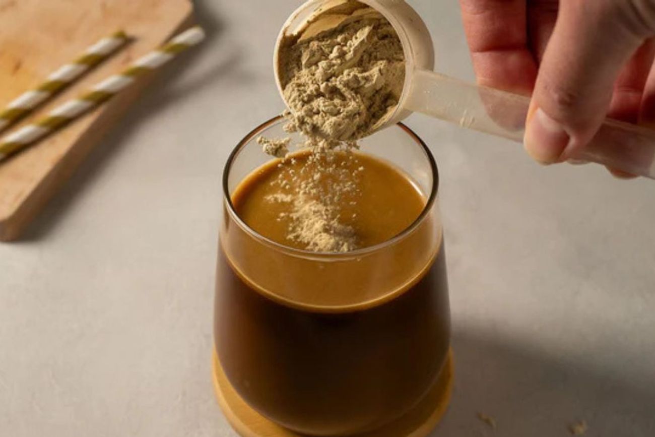 El café proteico ganó popularidad en redes sociales por su practicidad y por combinar cafeína con un aporte extra de proteínas.
