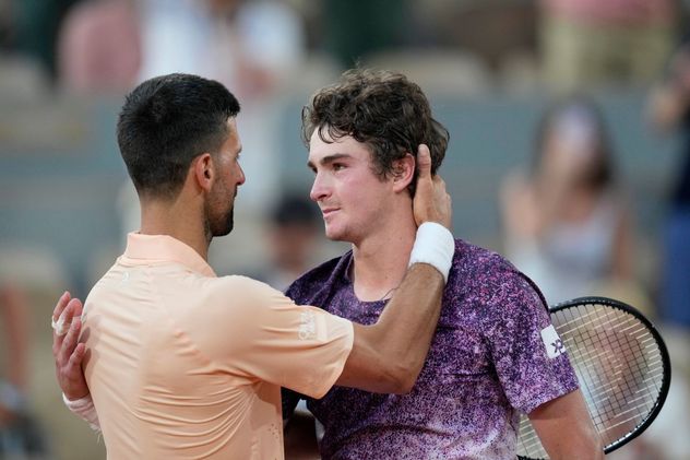 Fonseca dio el golpe en Roland Garros y eliminó a Djokovic.
