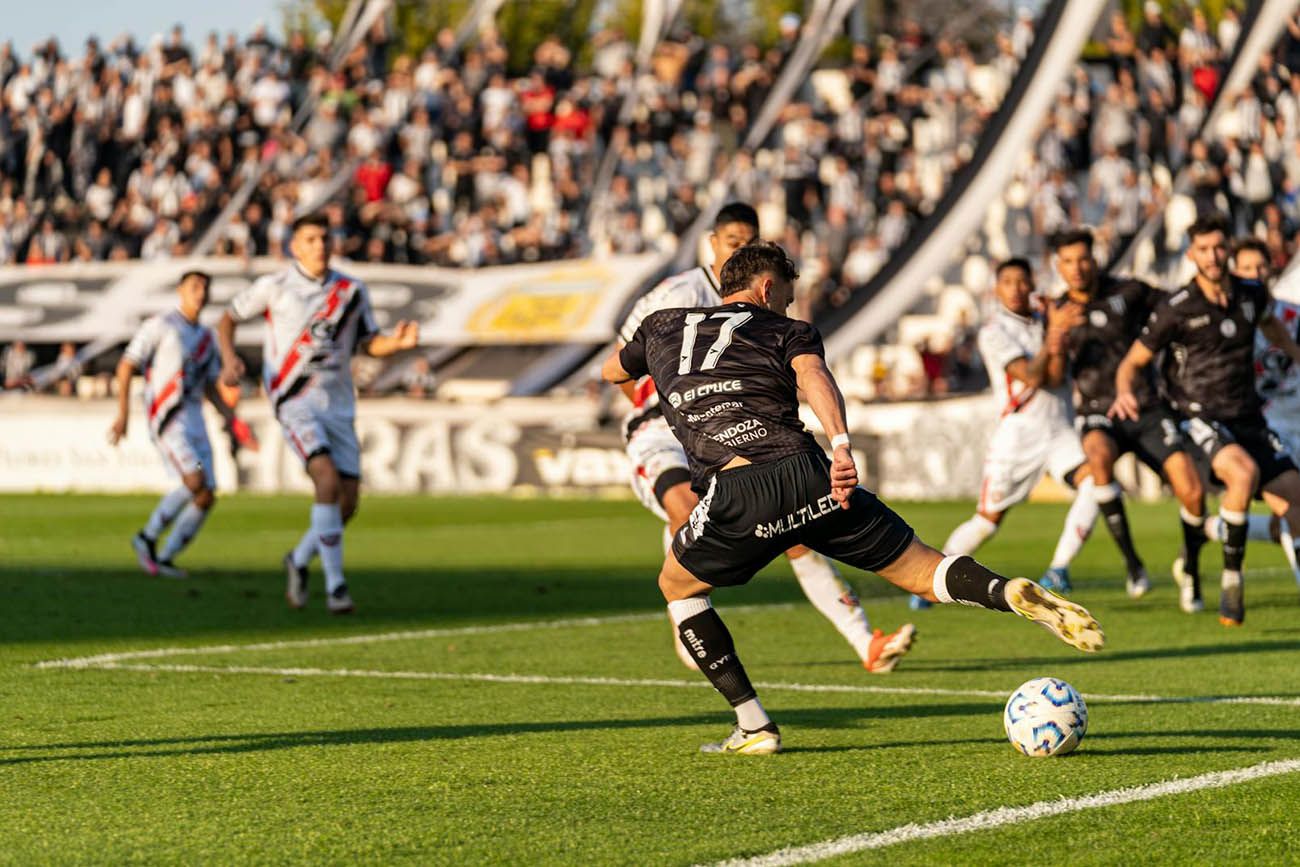 El hincha argentino, reconocido como uno de los más intensos del mundo, protagoniza una nueva transformación: la del fan digital.