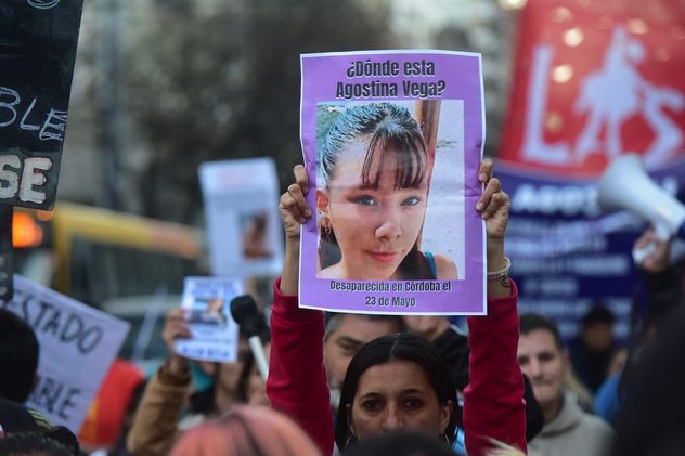 Marcha en el centro de Córdoba para reclamar la aparición de la adolescente Agostina Madeleine Vega.
