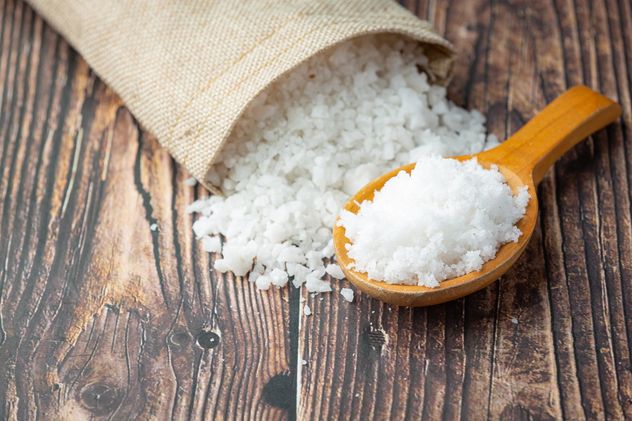 Cómo sacar manchas y malos olores de las tablas de madera con un ingrediente de cocina.