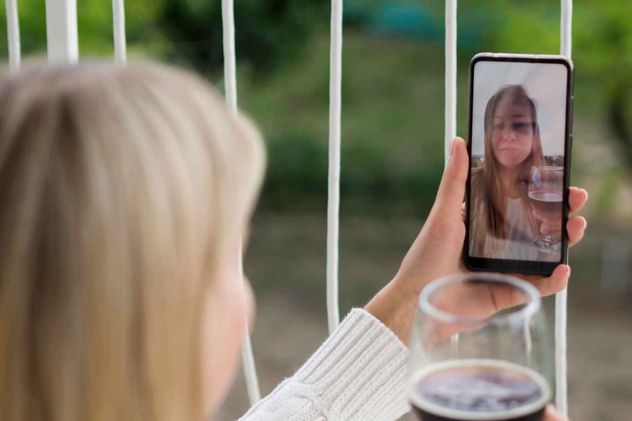 Una nueva encuesta global sugiere que el contacto físico cotidiano se está volviendo menos común en la vida adulta.