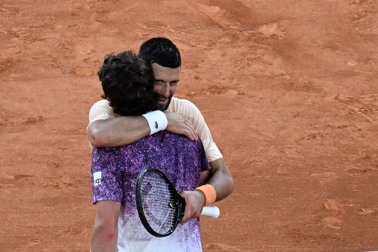 Fonseca dio el golpe en Roland Garros y eliminó a Djokovic.