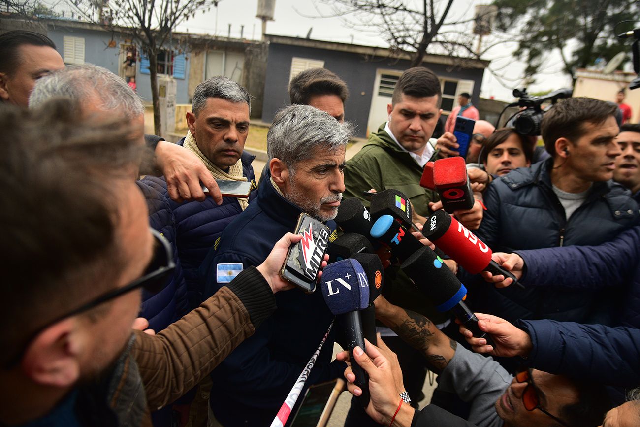 Juan Pablo Quinteros, ministro de Seguridad, participa de los rastrillajes para localizar a Agostina Madeleine Vega en barrio Ampliación Ferreyra.