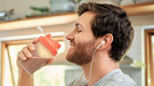 El café proteico ganó popularidad en redes sociales por su practicidad y por combinar cafeína con un aporte extra de proteínas.