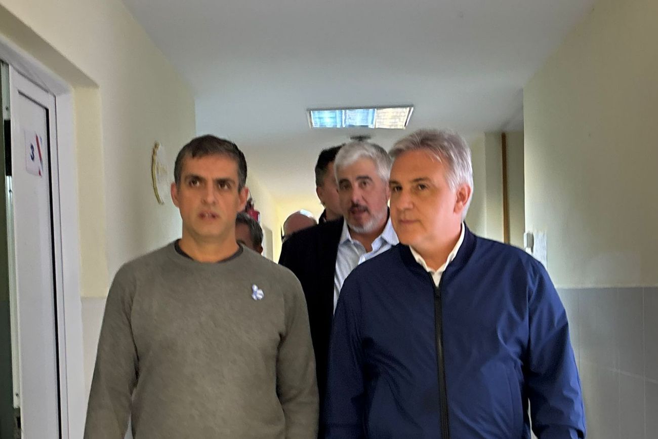 El gobernador Martín Llaryora, recorriendo el hospital provincial de Marcos Juárez. El mandatario provincial sigue recorriendo el interior para consolidar su imagen en el interior. (Prensa Gobierno de Córdoba) 