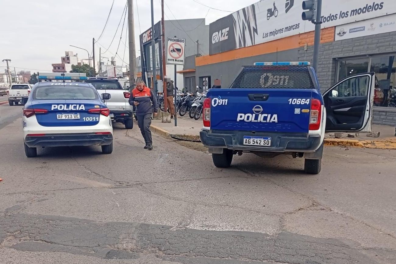 El móvil policial en el sitio del siniestro vial. No hubo lesionados graves. 