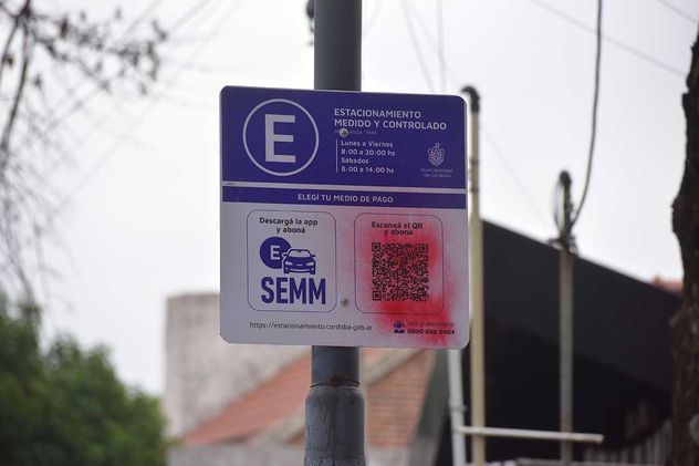 Cartel vandalizado de aplicación SEMM de estacionamiento medido en calle Luis de Tejeda. (José Gabriel Hernández/ La Voz)