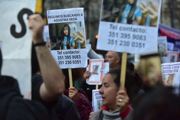 Marcha en el centro de Córdoba para reclamar la aparición de la adolescente Agostina Madeleine Vega.