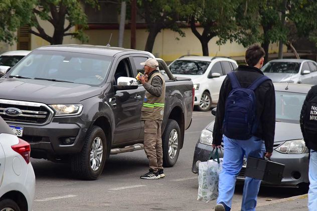 Un constatador urbano en la zona de las clínicas y sanatorios. 