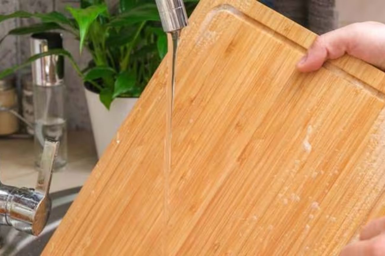 Cómo sacar manchas y malos olores de las tablas de madera con un ingrediente de cocina.