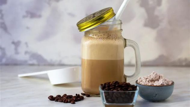 El café proteico ganó popularidad en redes sociales por su practicidad y por combinar cafeína con un aporte extra de proteínas.