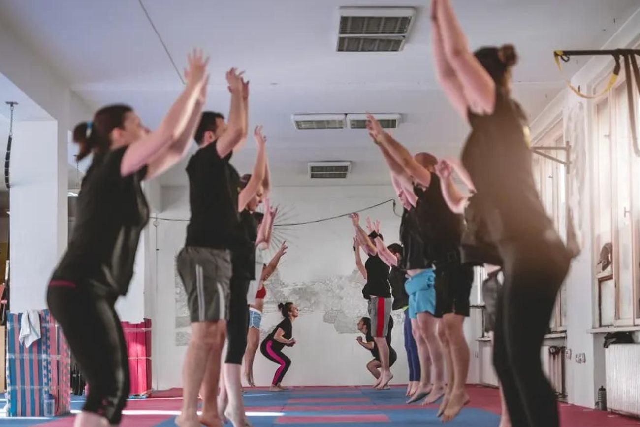 Los burpees adaptados ganan popularidad entre quienes buscan entrenar sin impacto y cuidar las rodillas.