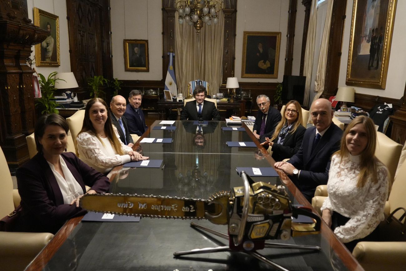 El Presidente Javier Milei, junto al Ministro de Salud, Mario Lugones, recibió a representantes de CAEME, quienes anunciaron una inversión acumulada de U$S 8.000 millones en investigaciones clínicas en la Argentina.