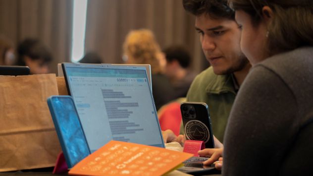 Jóvenes participaron de un hackatón en el marco del Día Mundial sin Tabaco.