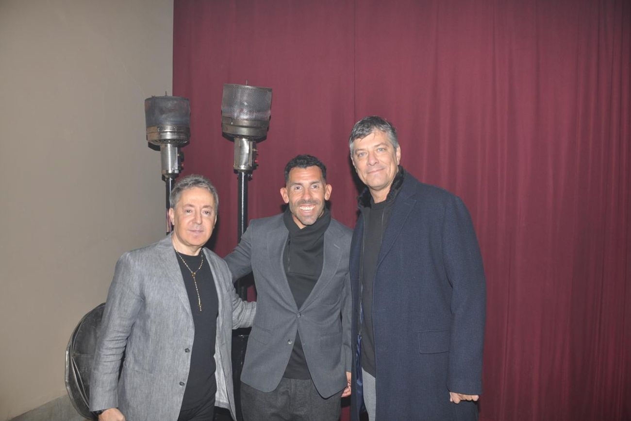 Tevez en una cena con un candidato a presidente de Boca.