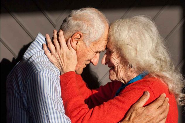 Una nueva encuesta global sugiere que el contacto físico cotidiano se está volviendo menos común en la vida adulta.