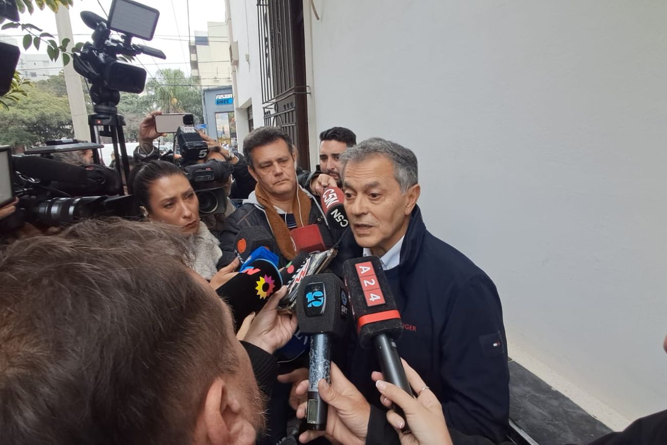El fiscal Raúl Garzón, en la puerta de la casa de Claudio Barrelier. 