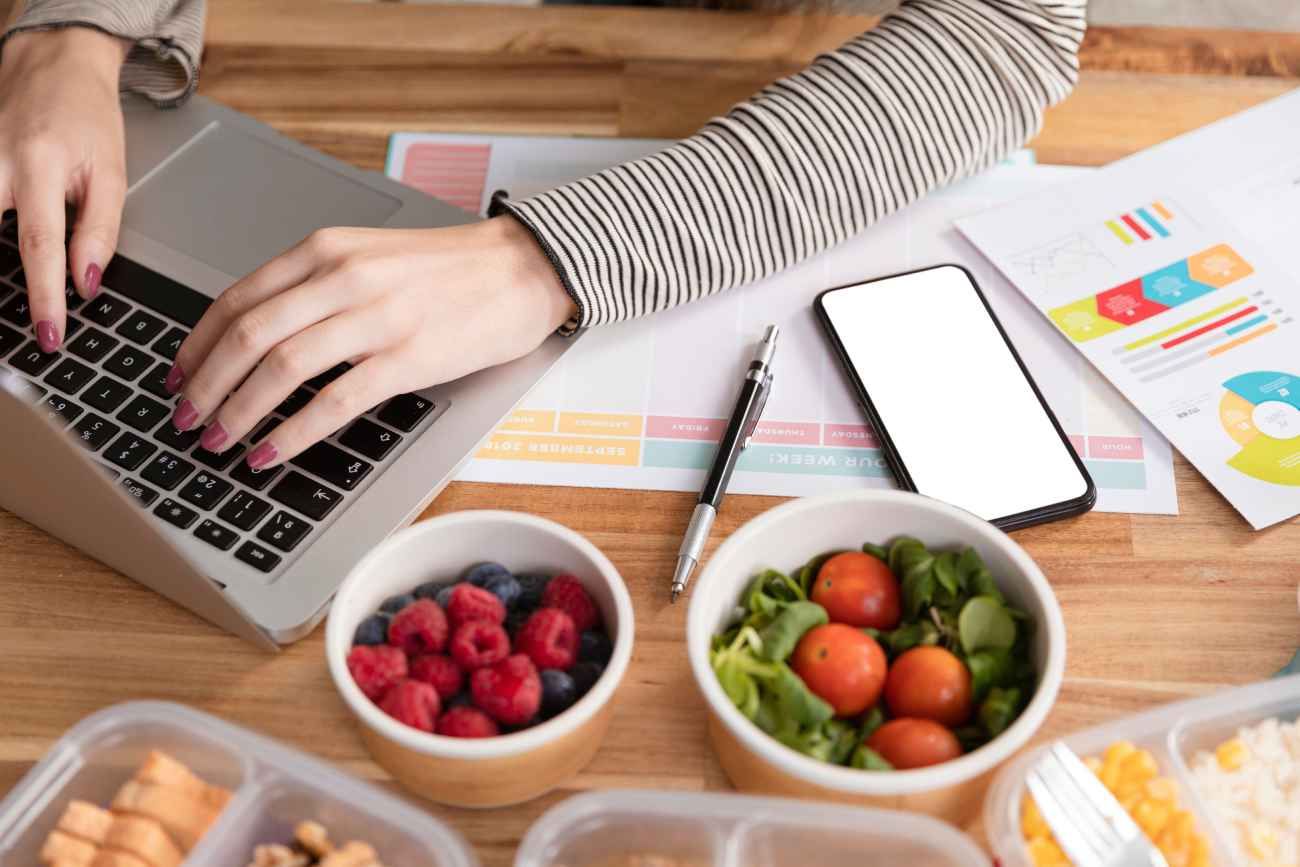 Un sistema de inteligencia artificial que sugiere sustituir uno o tres ingredientes puede hacer que las comidas sean significativamente más nutritivas y menos costosas. 
