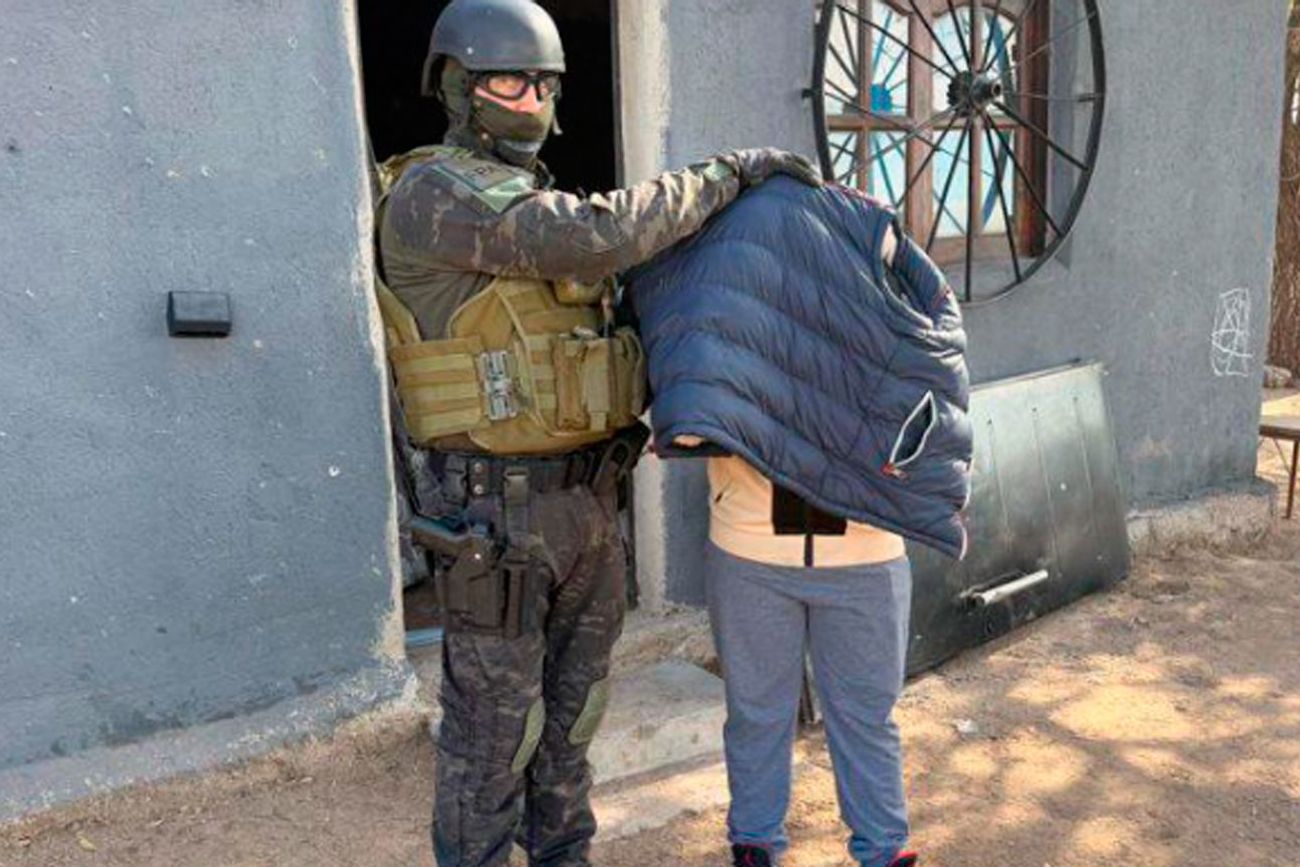 El sospechoso, al ser detenido. (Mpfcordoba.gob.ar)