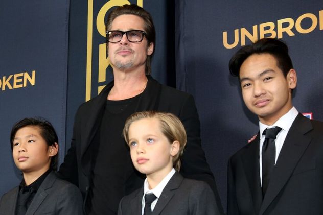 Brad Pitt, acompañado por sus hijos: Maddox a la derecha; al medio, Shiloh; y a la izquierda, Pax.