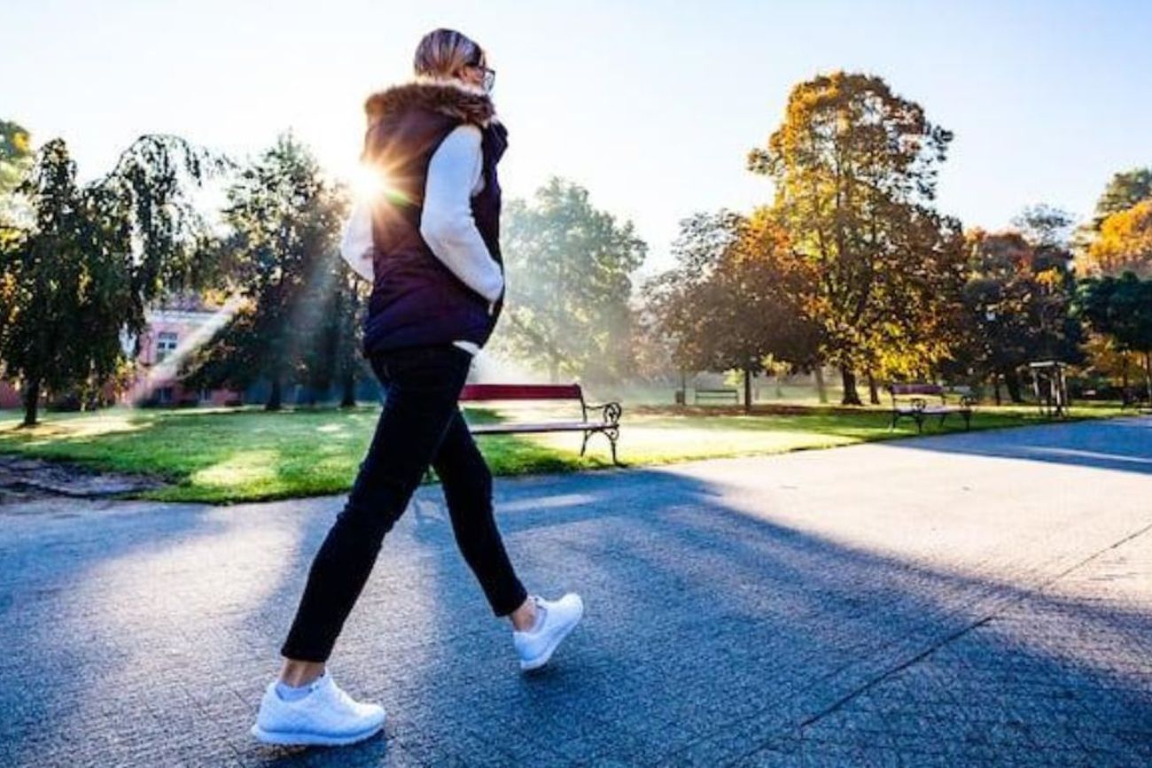 El “hot girl walk” combina actividad física, bienestar emocional y motivación personal en una de las tendencias más populares de redes sociales.